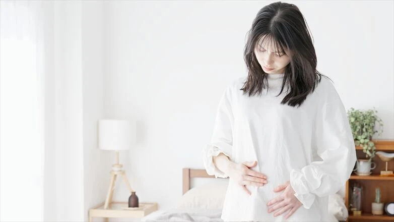 悩むお母さん